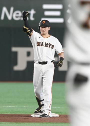巨人 泉口友汰が逆転2点二塁打！七回に3者連続四球で満塁→3番のガッツポーズに東京ドームが大興奮 六回は4番ダルベックが1点差に迫る適時打