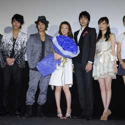 左から:新城毅彦監督、賀来賢人、五十嵐隼士、北川景子、向井理、大政絢、加藤夏希