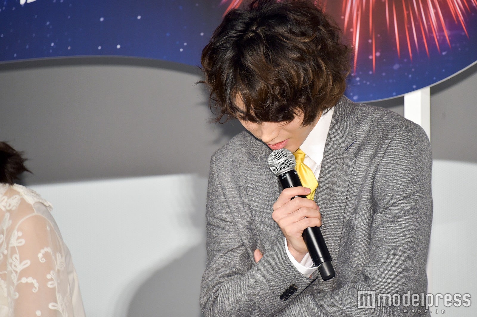 床を見て話しがちな菅田将暉 （C）モデルプレス