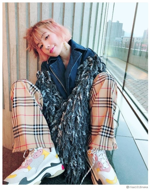 仲里依紗・ローラ・指原莉乃も…美女たちの“ダサ可愛い”「ダッドスニーカー」コーデがおしゃれ