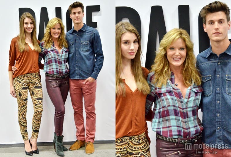 デザイナーのペイジ(中)とブランドモデル(両端)/「PAIGE」(「MAGIC」2013S/Sにて)
