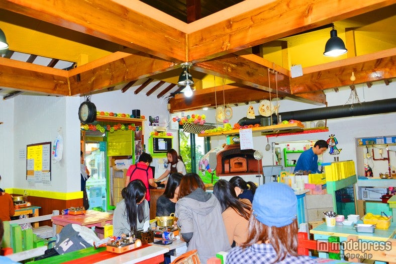 女性客で混み合う店内