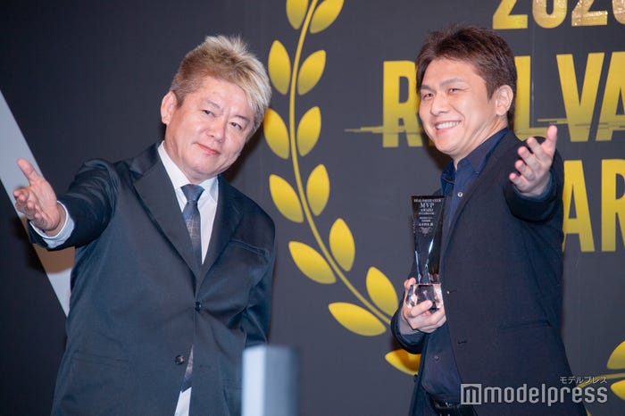 堀江貴文氏、山本智也氏(C)モデルプレス