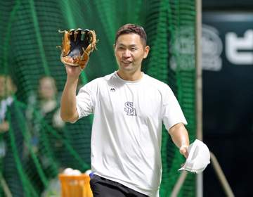 今季限りで引退のソフトバンク・中村晃がグラウンドで“帝京会” DeNAの母校OB2人に慰労された？満面に笑みを浮かべたほっこりシーン