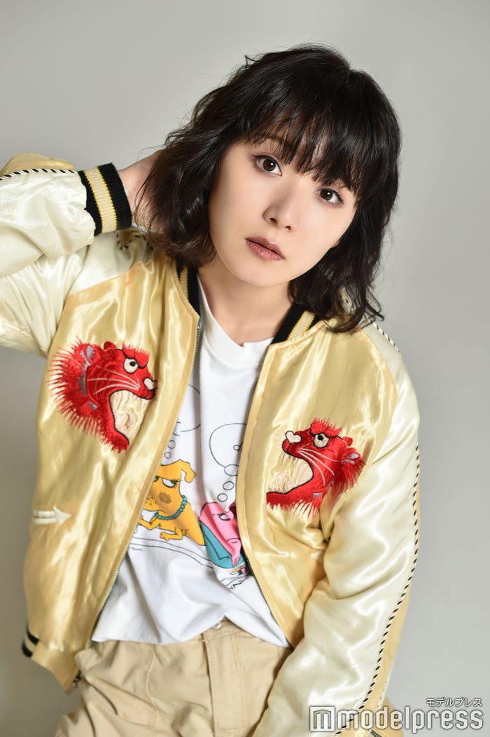 “スカジャン刑事”を演じる松岡茉優(C)モデルプレス