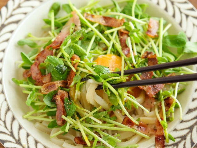 豆苗うどんをお箸でつかむ