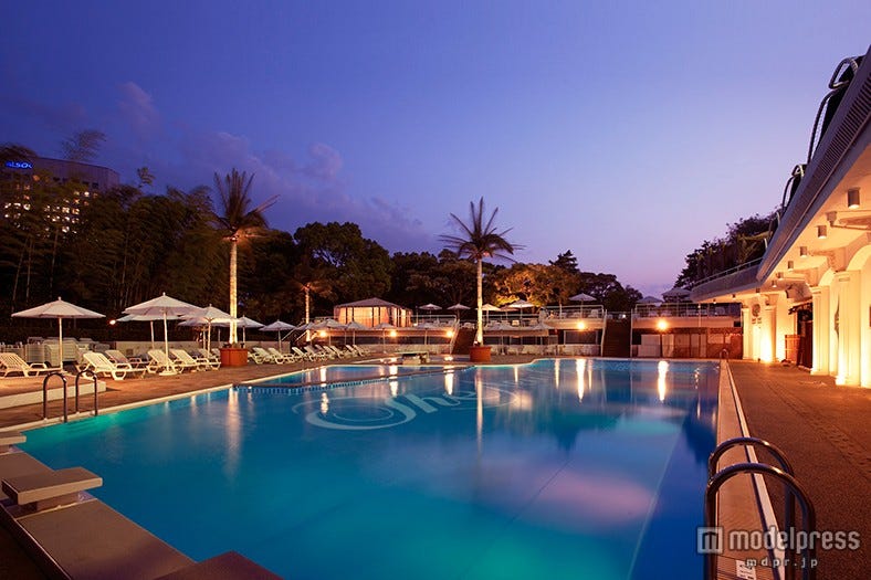 東京のナイトプールがお洒落すぎ!セレブな夜を楽しめるホテル4選