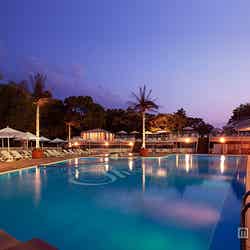 「GARDEN POOL」、夜はロマンティックにライトアップ/画像提供:ホテルニューオータニ