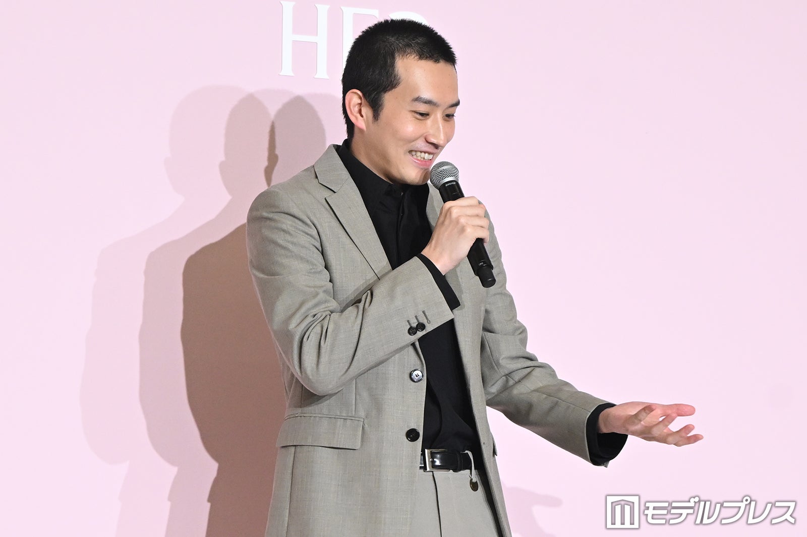 米を4合炊いてしまうことを表現した杉野遥亮（C）モデルプレス