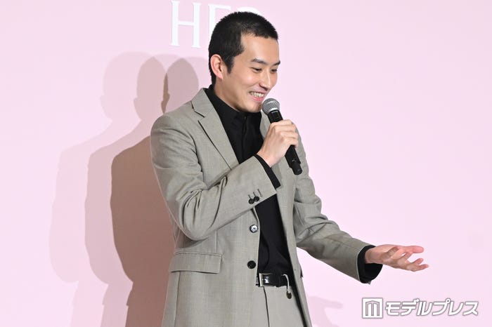 米を4合炊いてしまうことを表現した杉野遥亮(C)モデルプレス