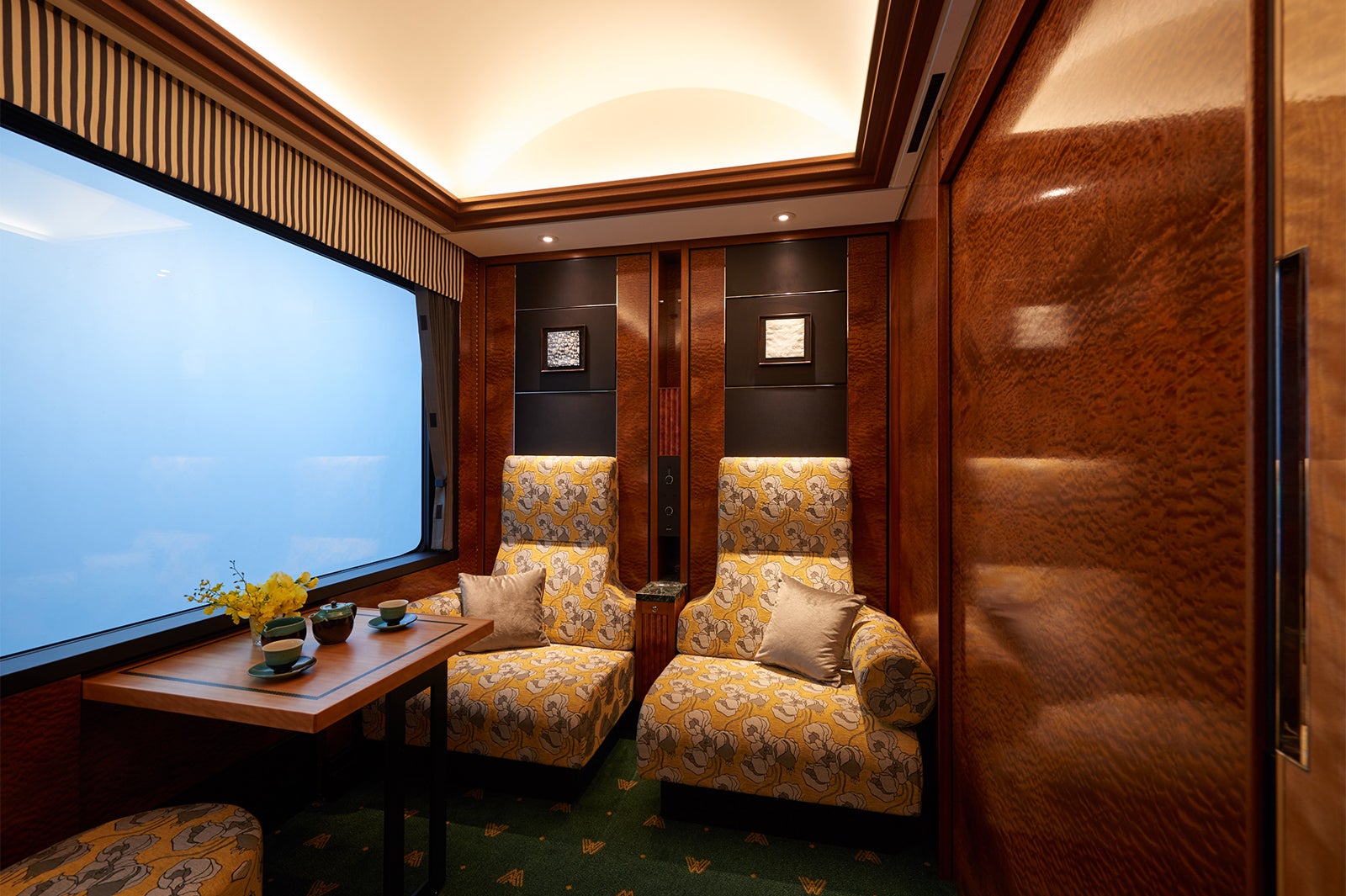 ロイヤルツイン（2号車）／画像提供：西日本旅客鉄道