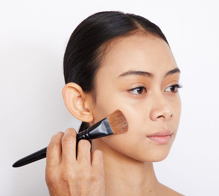 外から内側へ引く「逆引き」で厚めに塗ることができる。マットで自然な肌を作るためには、両方の筆の動かし方で。
