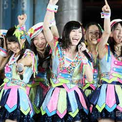 松井珠理奈（中央）／「AKB48 2013 真夏のドームツアー～まだまだ、やらなきゃいけないことがある～」ナゴヤドーム公演初日より（C）AKS