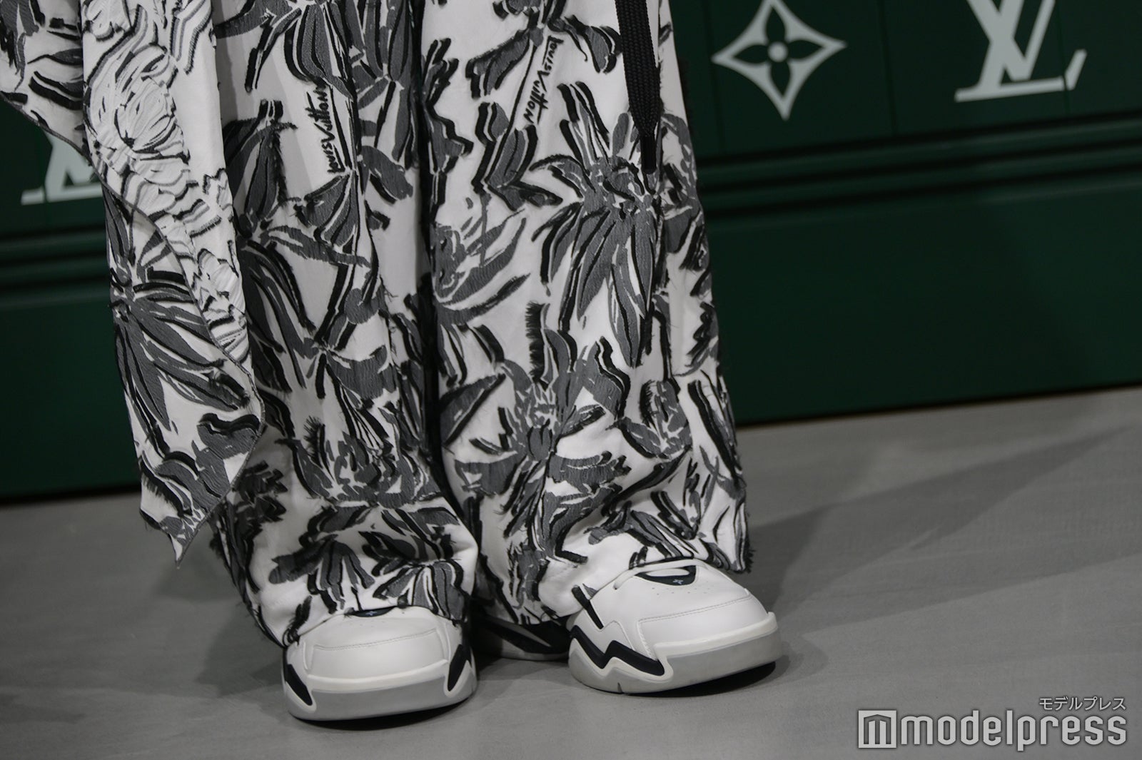 佐藤景瑚が着用したスニーカー（C）モデルプレス