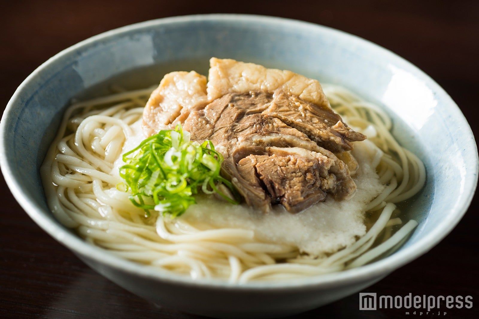 厚切り牛バラ冷やしとろろうどん（五島手延べうどん）／画像提供：商店街振興組合原宿表参道欅会