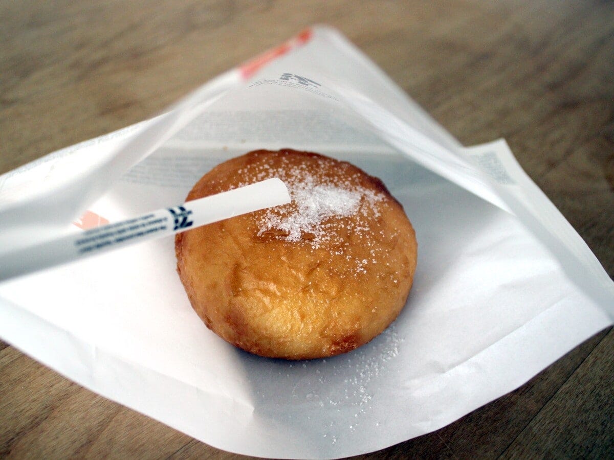 添付のスティックシュガー（グラニュー糖）をかけます