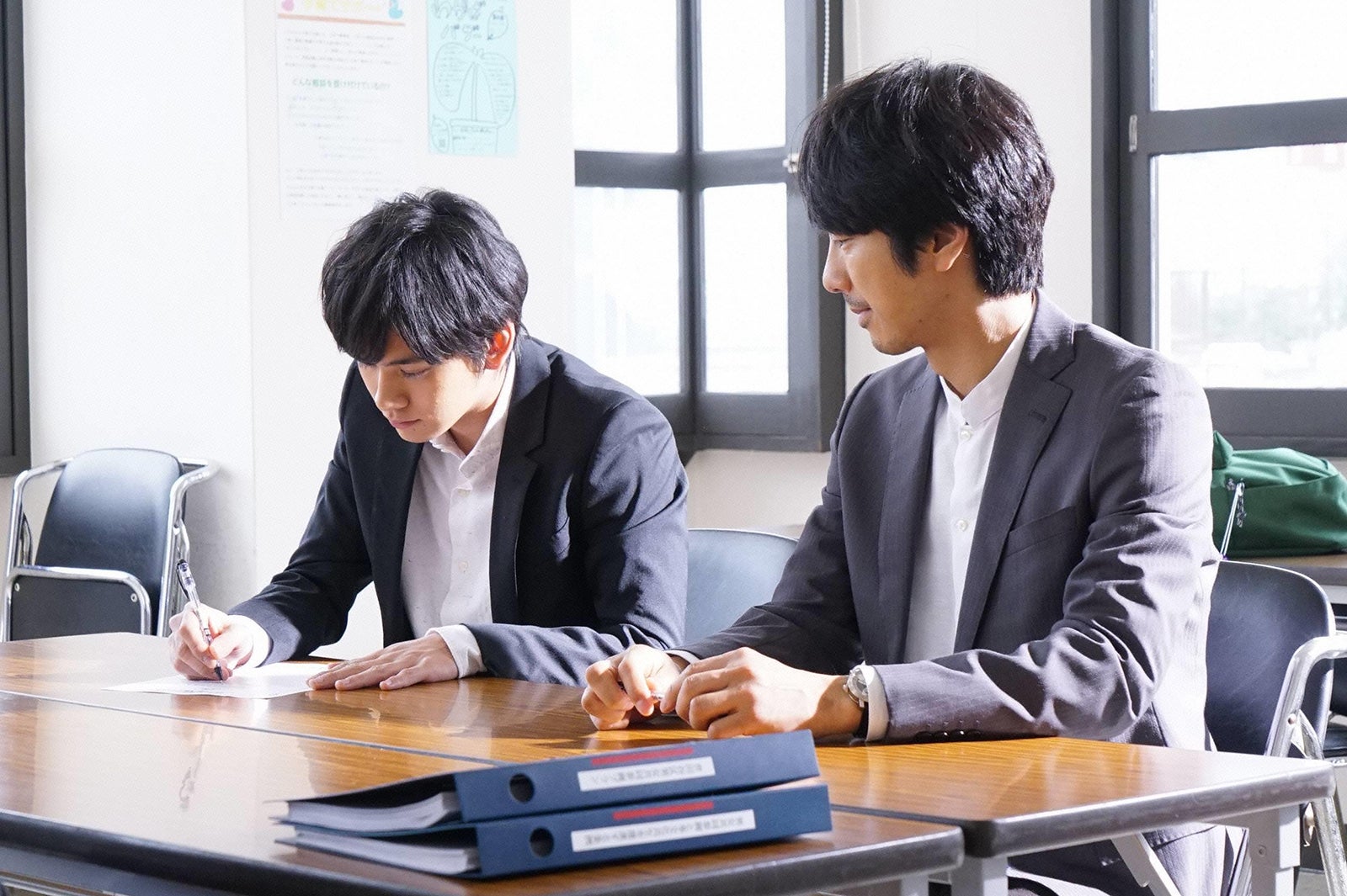 北村匠海、眞島秀和／「隣の家族は青く見える」最終話より（C）フジテレビ