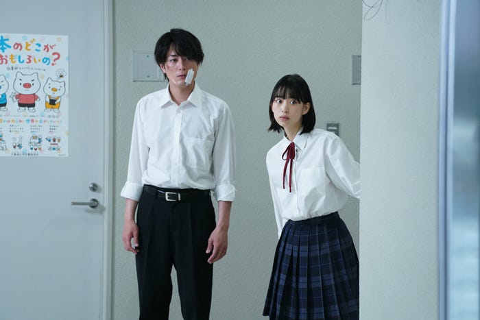 間宮祥太朗、森川葵/「ナンバMG5」第4話より(C)フジテレビ