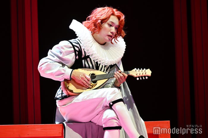 楽器を弾くヴァイオラ(正門良規)/『十二夜』ゲネプロより(C)モデルプレス