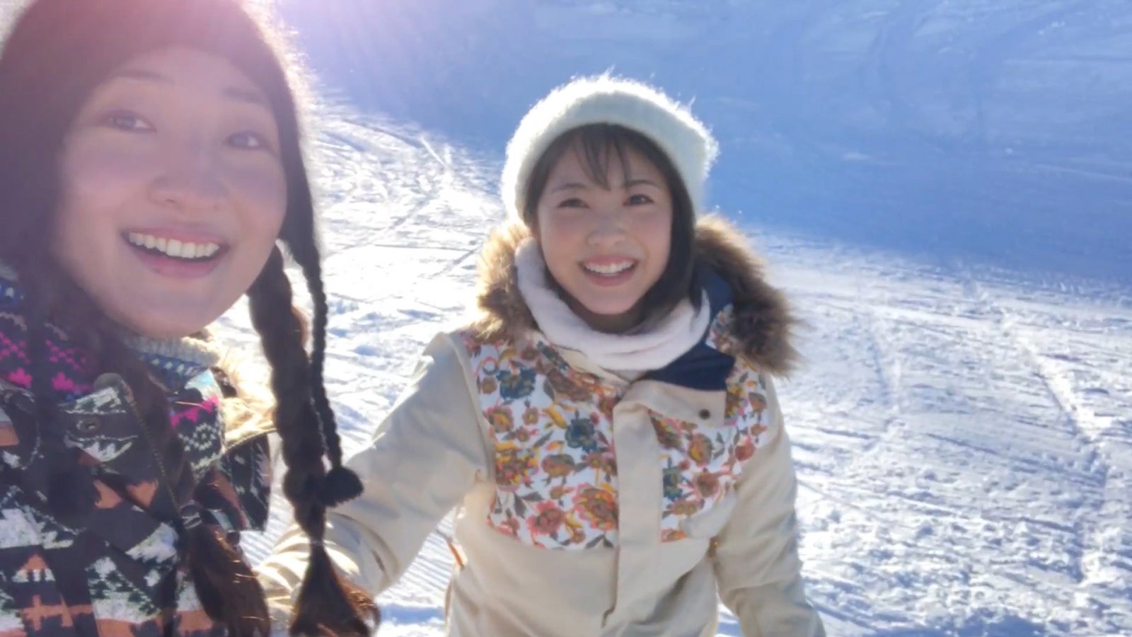 浜辺美波（右）／2019年度「JR SKISKI」CMより（提供写真）