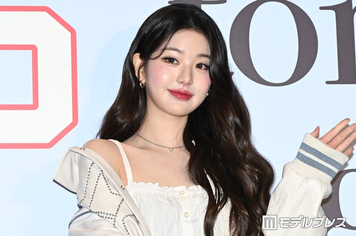 IVEウォニョン、オフショルワンピ姿にファン絶賛「息を呑む美しさ」「プリンセスすぎる」