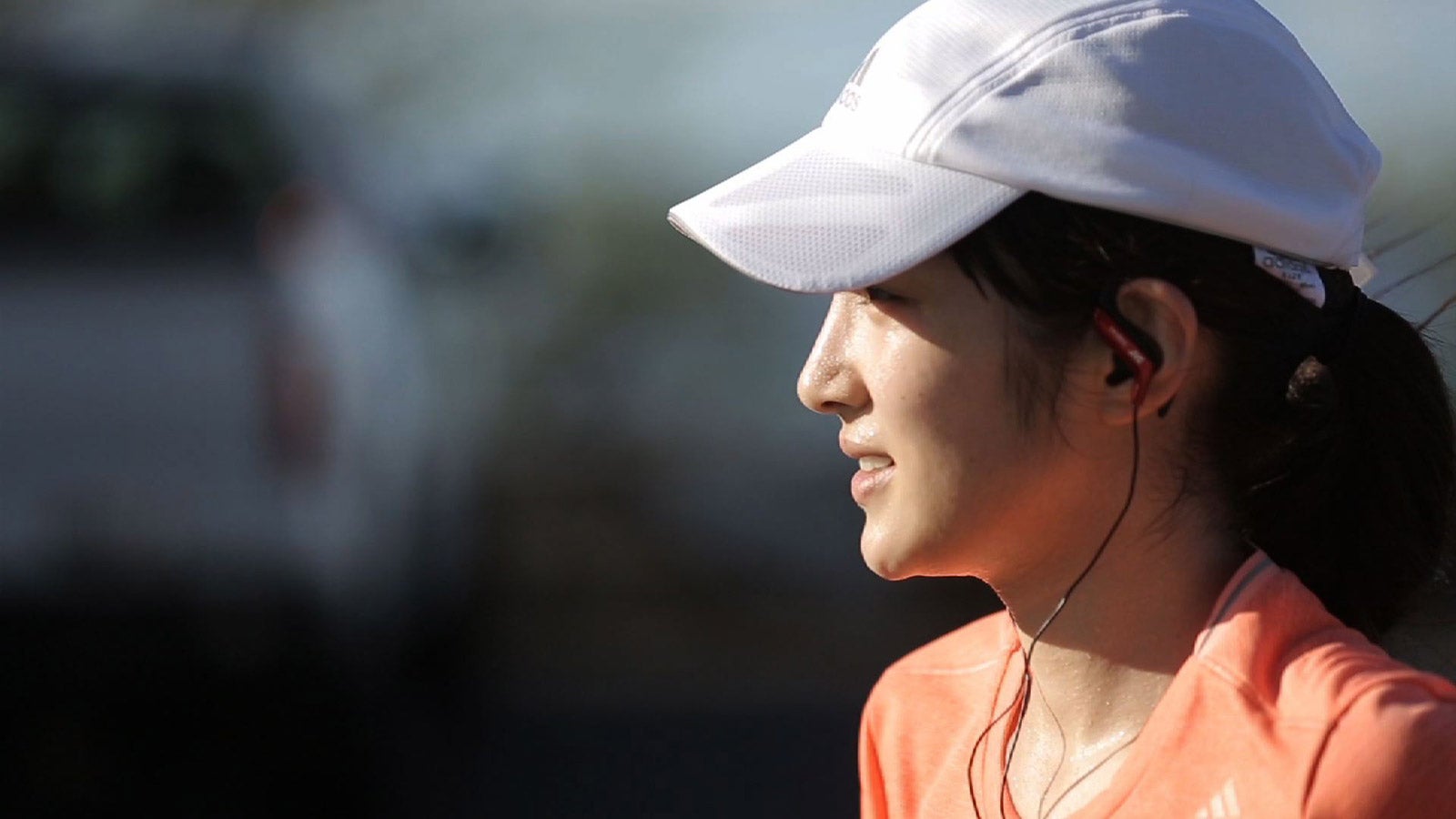 マラソンに挑む高梨臨（C）NTV