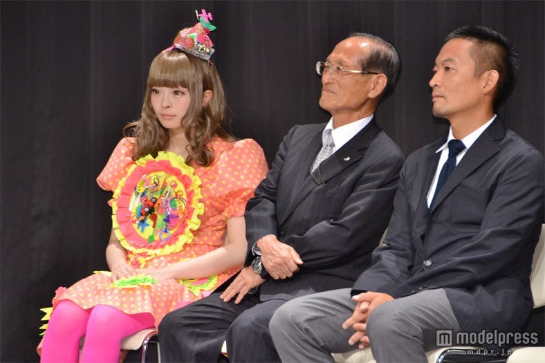 左：きゃりーぱみゅぱみゅ