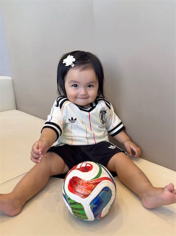 川崎希、次女・グーちゃんの日本代表ユニフォーム姿を公開「ワールドカップモードなグーちゃん」