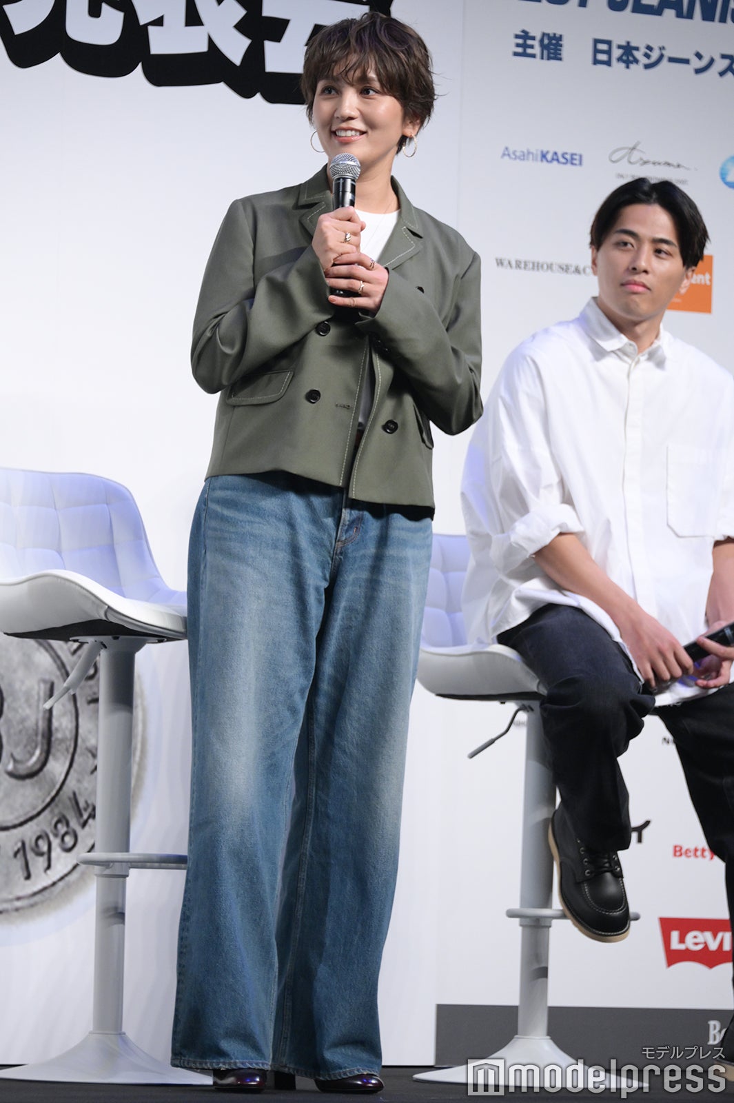 コーディネートを紹介する和田明日香（C）モデルプレス