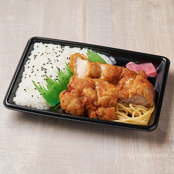 「塩尻名物 山賊焼弁当」税込645円(提供画像)