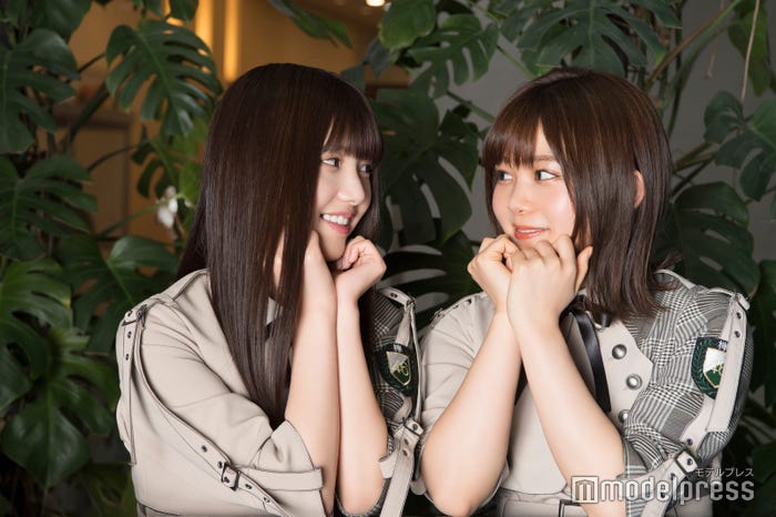 上村莉菜&尾関梨香、見つめ合う… (C)モデルプレス