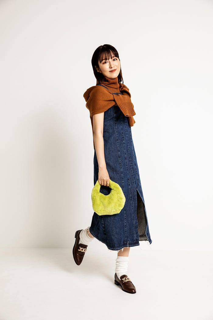 定番デニムはシルエットと小物でアップデート (提供写真)