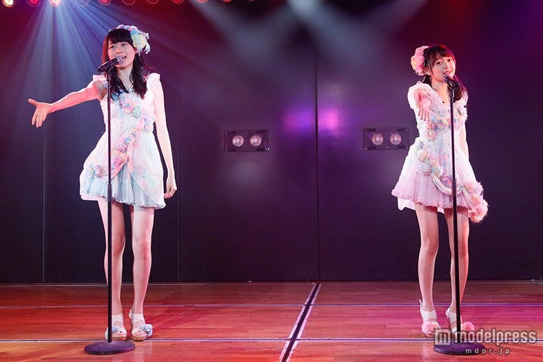 （左から）達家真姫宝、樋渡結依（C）AKS