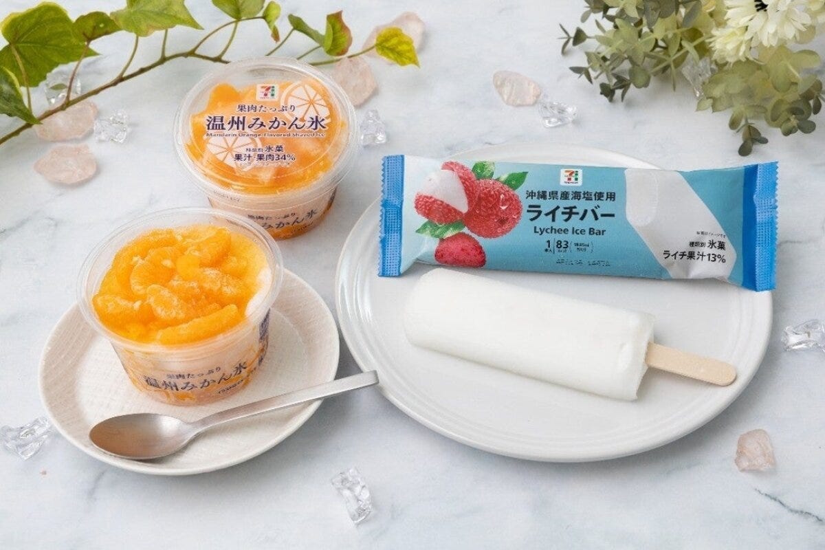 温州みかん氷2つとライチバー2つが並べられた食卓