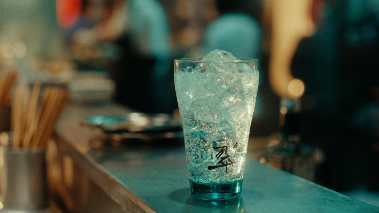 「平野紫耀はじめての翠ジンソーダ」篇より（提供写真）