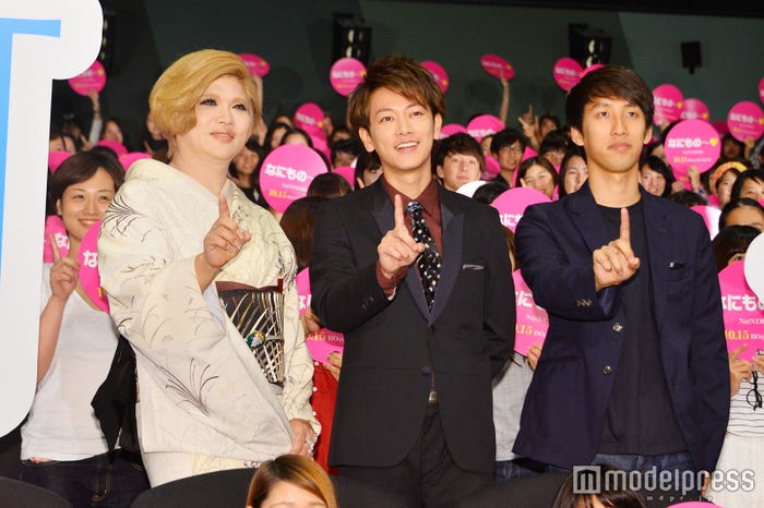 「なにもの~!」ポーズでフォトセッション/IKKO、佐藤健、朝井リョウ氏 (C)モデルプレス