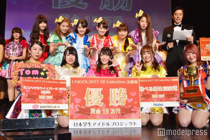 優勝したTomboys☆(前列)とサプライズゲストのチームしゃちほこ(後列) (C)モデルプレス