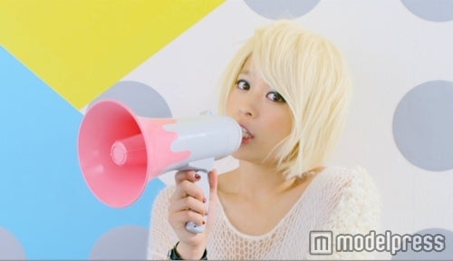 金髪ロック少女に変身した北乃きい／「Darl : orz」MVより