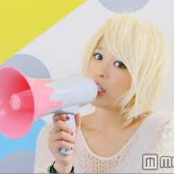 金髪ロック少女に変身した北乃きい/「Darl : orz」MVより