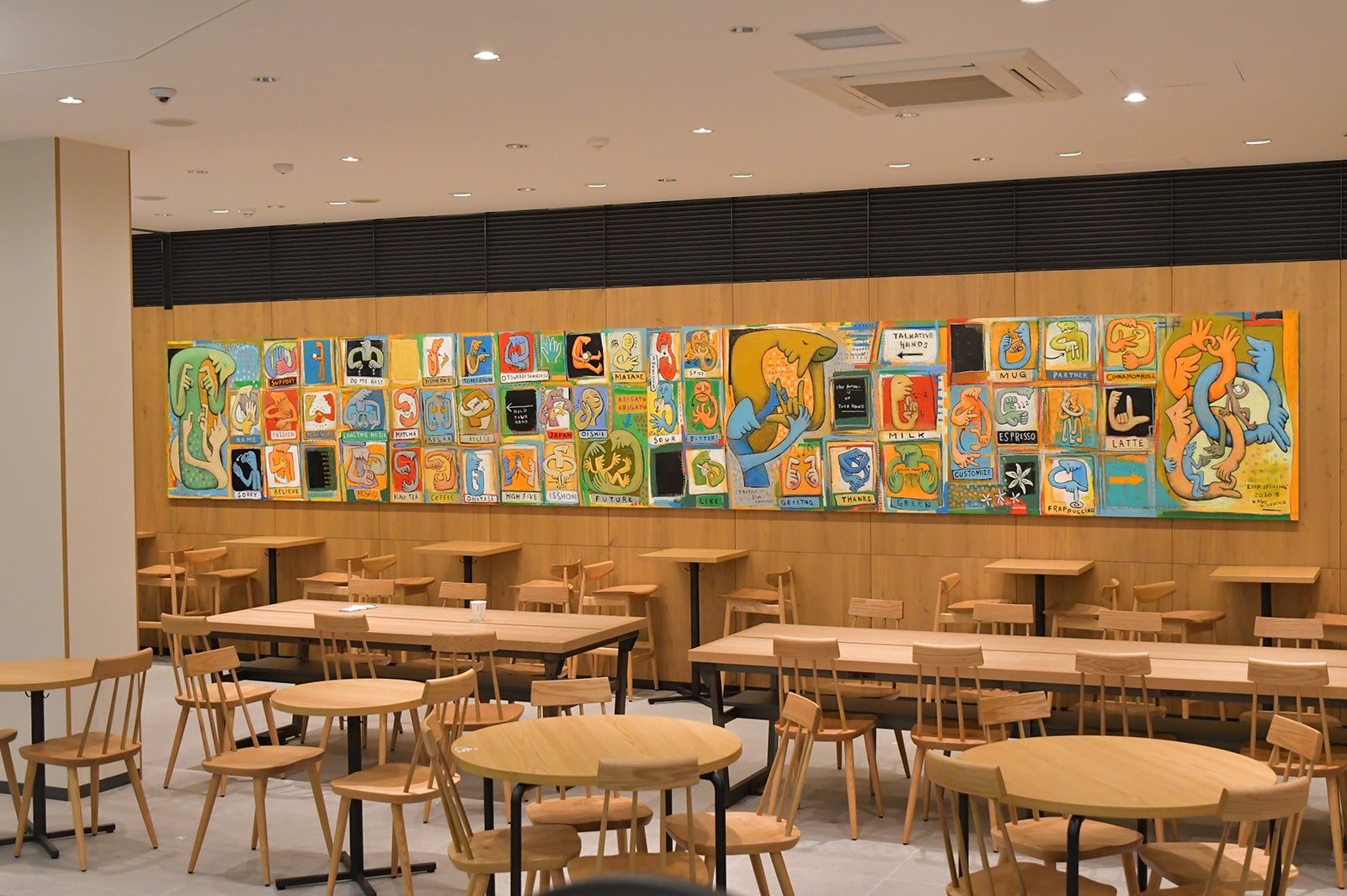 スタバ、手話が共通言語となる“サイニングストア”東京国立にオープン