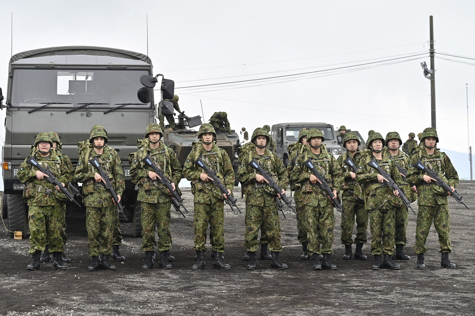 （前列左から）池田永吉、一ノ瀬颯、時任勇気、町田啓太、佐野勇斗、佐藤寛太、坂口涼太郎、藤岡真威人／「テッパチ！」第6話より（C）フジテレビ