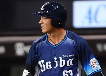 西武・長谷川 左前打を左飛と勘違いの珍プレー ベンチに帰りかけアウトに ダイビング捕球を試みたサンタナのグラブから打球がこぼれ落ちる