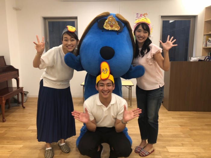 新人の堀池亮介アナ、藤本万梨乃アナと(提供写真)