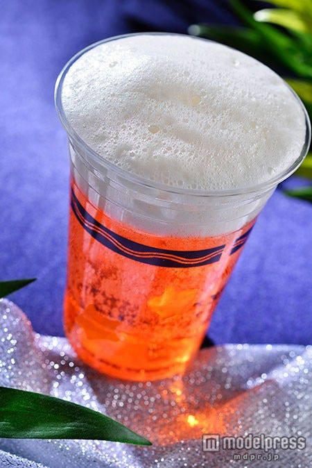 ビアカクテル(ピーチ)¥680/バーナクル・ビルズ(C)Disney