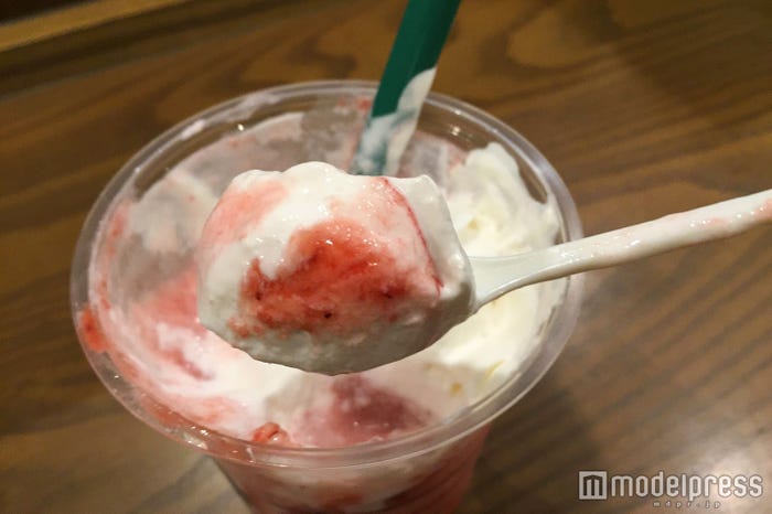 ホイップクリームといちごソースを混ぜて…(C)モデルプレス