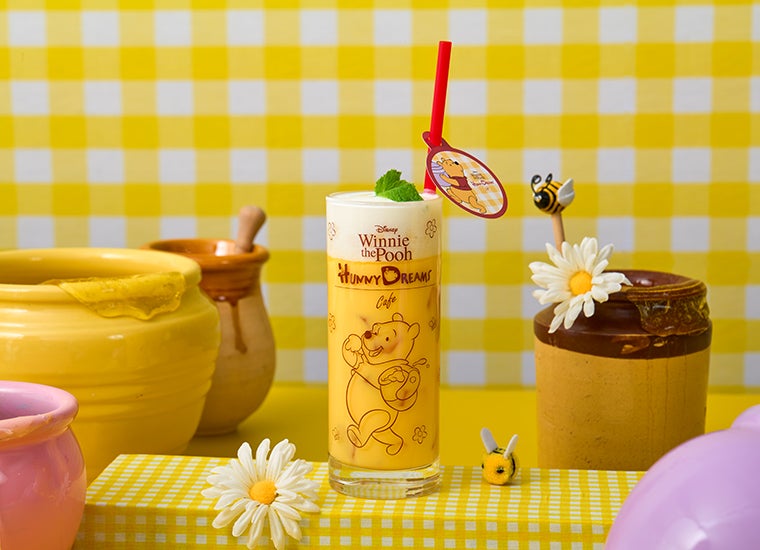 HUNNY風味のミルクヨーグルトラテ　税込990円（C）Disney. Based on the "Winnie the Pooh" works by A.A. Milne and E.H. Shepard.