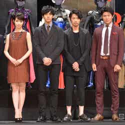 (左から)濱田龍臣、剛力彩芽、松坂桃李、綾野剛、鈴木亮平、佐藤東弥監督