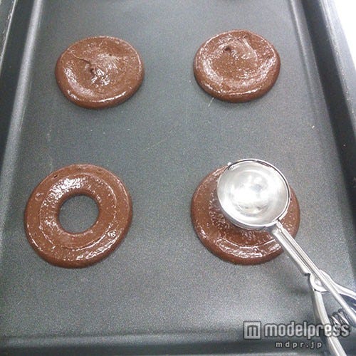 ドーナツ(リング)状の生地の穴をディッシャーで埋めて丸いピザの形に成形