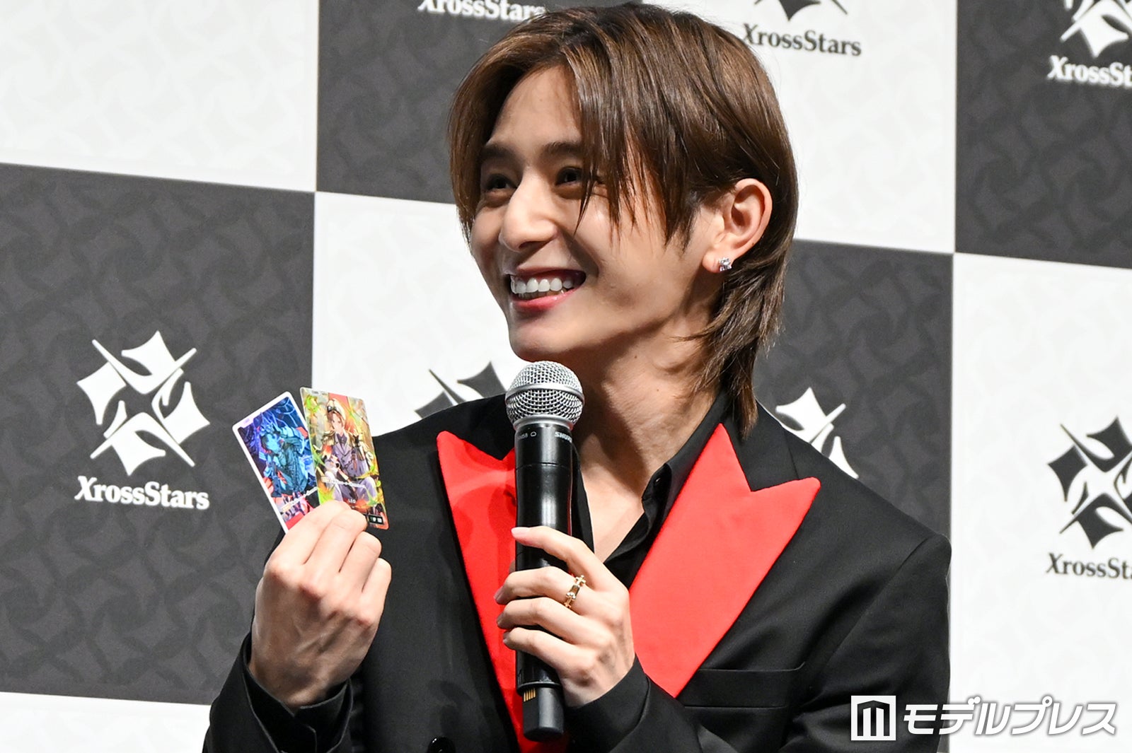 実物のカードをおじじから手渡され思わず笑みがこぼれるLEO（山田涼介）（C）モデルプレス