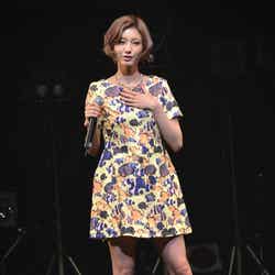 「Campus Summit 2013」でライブパフォーマンスを行った出岡美咲